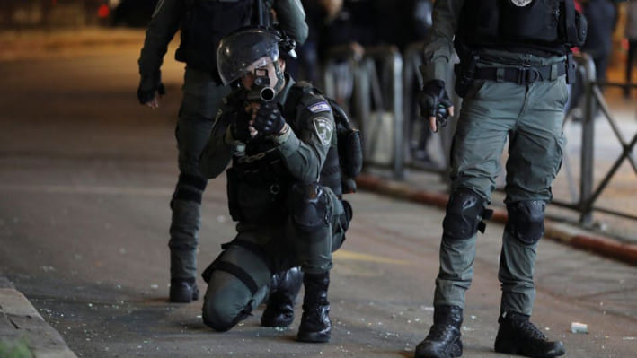 ২০২১ সালের এপ্রিলে রমজান মাসে ফিলিস্তিনি বিক্ষোভকারীদের বিরুদ্ধে বন্দুক তাক করছেন ইসরায়েলের পুলিশ বাহিনীর সদস্যরা। ফাইল ছবি রয়