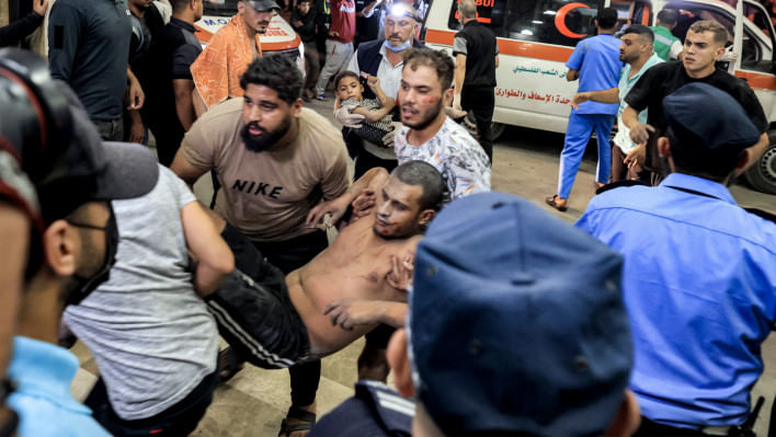 ইসরায়েলের নির্বিচার হামলায় আহত এক ব্যক্তিকে আল নাসের হাসপাতালে নিয়ে আসা হয়। ছবি: এএফপি