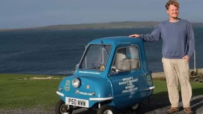 বিশ্বের সবচেয়ে ছোট গাড়ি পিল পি৫০ দিয়ে ২১ দিনে ৮৭৪ পথ পাড়ি দেন অ্যালেক্স অরচিন। ছবি: সংগৃহীত