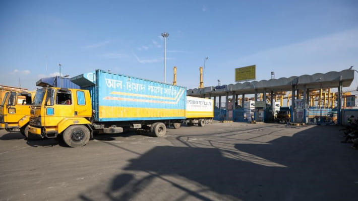 অবরোধে পণ্য পরিবহন