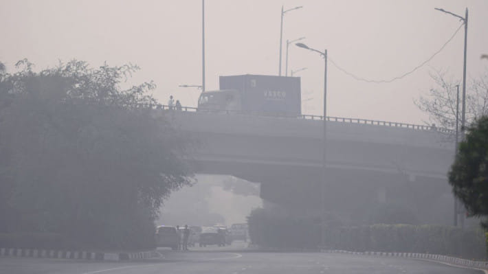 দিল্লির দূষিত বাতাস শহরকে ধোঁয়াশায় আচ্ছন্ন করে রেখেছে। ছবি: স্টেটসম্যান
