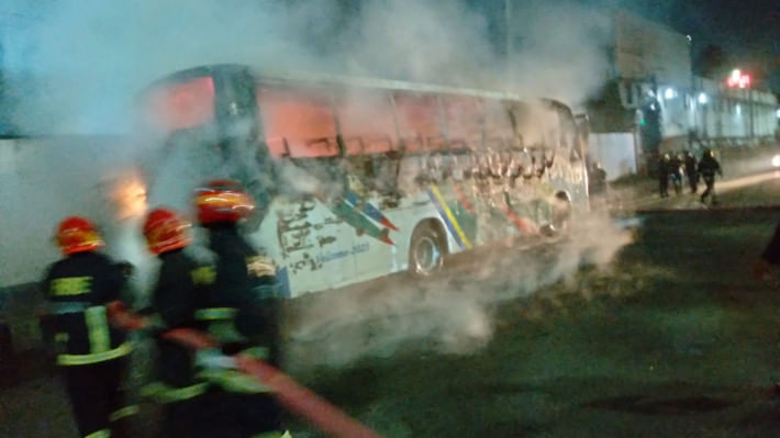 তেজগাঁওয়ে বাসে আগুন