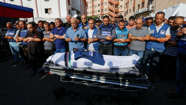 ফিলিস্তিনি সাংবাদিক মোহাম্মেদ আবু হাত্তাবের জানাজায় অংশ নিছেন তার সহকর্মী, আত্মীয়-পরিজন ও বন্ধুবান্ধব। দক্ষিণ গাজা উপত্যকায় পেশাগত দায়িত্ব পালনের সময় ইসরায়েলের বোমাবর্ষণে নিহত হন তিনি। ছবি: রয়টার্স