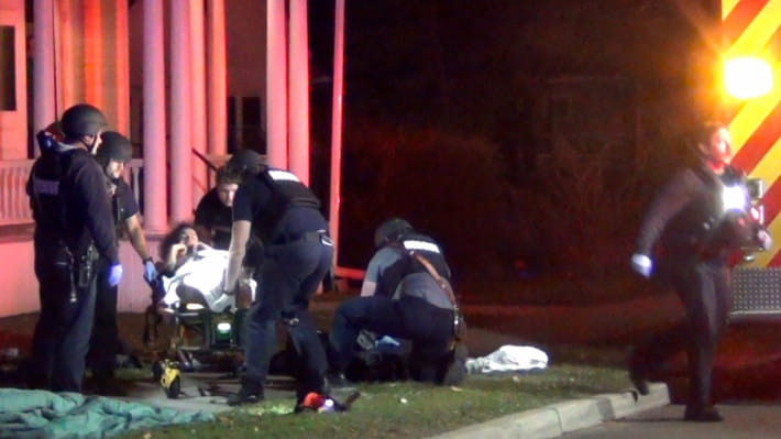 আহত ফিলিস্তিনিকে সেবা দিচ্ছেন আইন প্রয়োগকারী সংস্থার সদস্যরা। ছবি: রয়টার্স