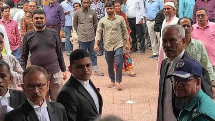 হাইকোর্ট প্রাঙ্গণ ছাড়ছেন শাহজাহান ওমর