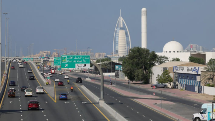 দুবািইয়ের এই ছবিতে বিখ্যাত বুর্জ আল আরব হোটেল দেখা যাচ্ছে। দুবাইয়ে বসবাসরত প্রবাসী বাংলাদেশিদের জন্য বাউবির দূরশিক্ষণ চালু হচ্ছে।  ফাইল ছবি: এএফপি 