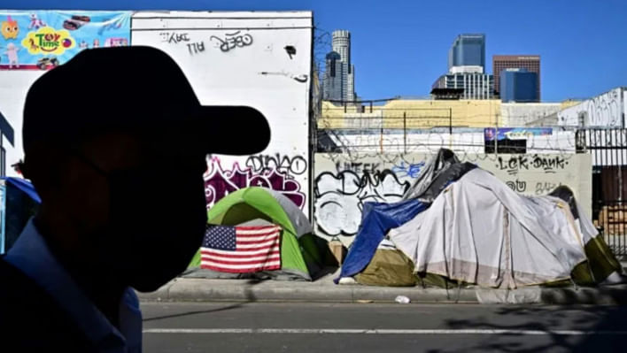 মোট দেশজ উৎপাদনের (জিডিপি) মাপকাঠিতে বিশ্বের সবচেয়ে বড় অর্থনীতির দেশ যুক্তরাষ্ট্রে চলতি বছর গৃহহীন মানুষের সংখ্যা রেকর্ড পর্যায়ে উন্নীত হয়েছে। 