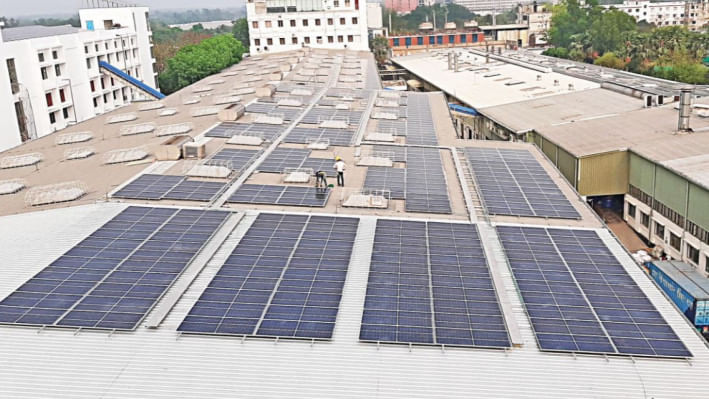 ভবনের ছাদে সৌরপ্যানেল