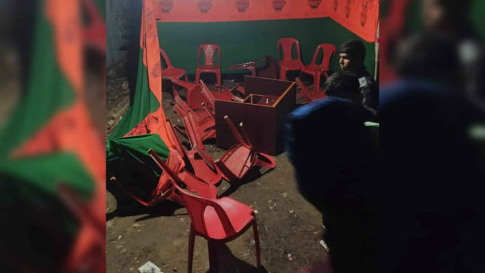 ঝিনাইদহ-২: ধাওয়া-পাল্টা ধাওয়ার পরে স্বতন্ত্র প্রার্থী নির্বাচনী অফিস ভাঙচুর