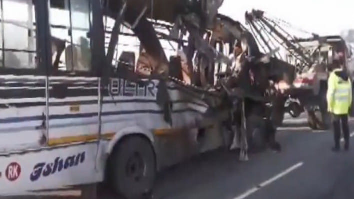 আসামে বাস-ট্রাক সংঘর্ষে নিহত ১৪। ছবি: স্টেটসম্যান 