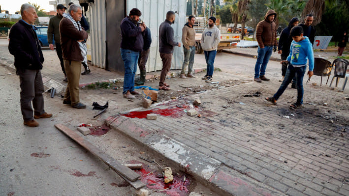 জেনিনে ইসরায়েলি ড্রোন হামলায় ৬ জন নিহতের পর ঘটনাস্থল পরিদর্শন করছেন ফিলিস্তিনিরা। ছবি: রয়টার্স