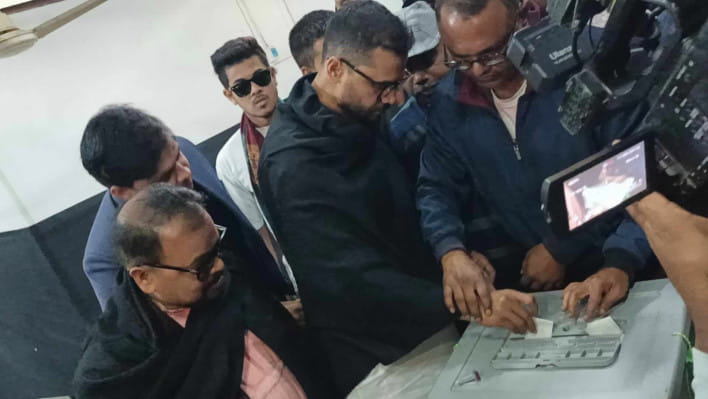 ভোট দিয়েছেন নড়াইল ২ আসনের আওয়ামী লীগ প্রার্থী মাশরাফি। ছবি: সংগৃহীত