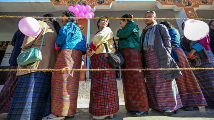 থিম্পুর একটি ভোটকেন্দ্রে সারিবদ্ধ ভোটাররা। ছবি: এএফপি