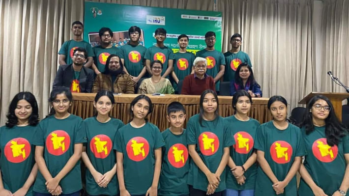 রাজধানীর বিশ্বসাহিত্য কেন্দ্রের মিলনায়তনে আয়োজিত এক সংবাদ সম্মেলনে বিশিষ্ট লেখক ও শিক্ষাবিদ অধ্যাপক ড. মুহম্মদ জাফর ইকবাল বাংলাদেশ দলের সদস্য ১৬ শিক্ষার্থীকে পরিচয় করিয়ে দেন। ছবি: বিডিআরও'র পেজ থেকে নেওয়া