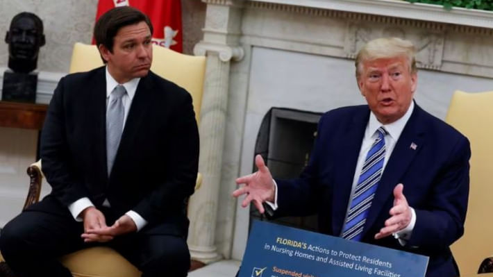 ২০২০ সালে হোয়াইট হাউসের ওভাল অফিসে তৎকালীন প্রেসিডেন্ট ট্রাম্পের সঙ্গে করোনাভাইরাস প্রতিক্রিয়া কৌশল নিয়ে বৈঠক করছেন ফ্লোরিডার গভর্নর রন ডিস্যান্টিস। ফাইল ছবি: রয়টার্স