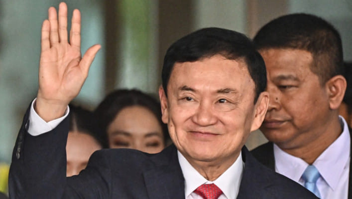 দেশে ফেরার পর বিমানবন্দরে থাকসিন সিনাওয়াত্রা। ছবি: এএফপি