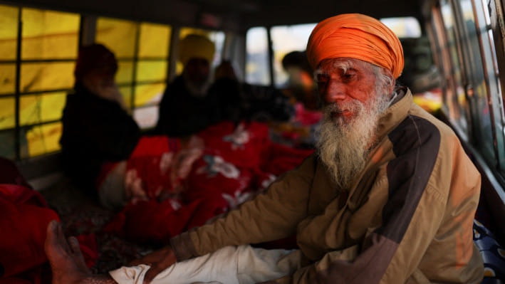 'দিল্লি চলো' বিক্ষোভে যোগ দিতে এসেছেন হাজারো কৃষক। ছবি: রয়টার্স