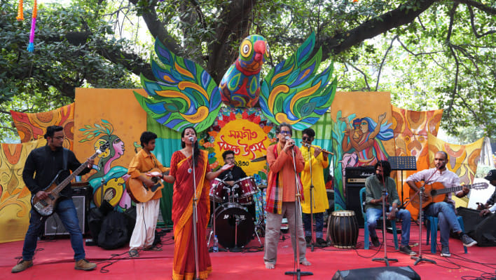 যৌবনের রাজদণ্ড যে ঋতুর হাতে, সেই বসন্তকে তারুণ্য ও তাড়নার মন্ত্রে টানা তিন দিনের উৎসবে নানা আয়োজনের ভেতর দিয়ে বরণ করে নিয়েছে সমগীত সংস্কৃতি প্রাঙ্গণ।