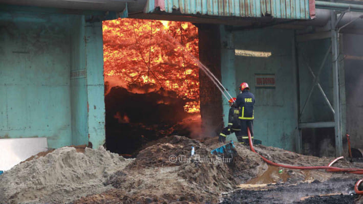 চট্টগ্রামে চিনি কারখানায় আগুন