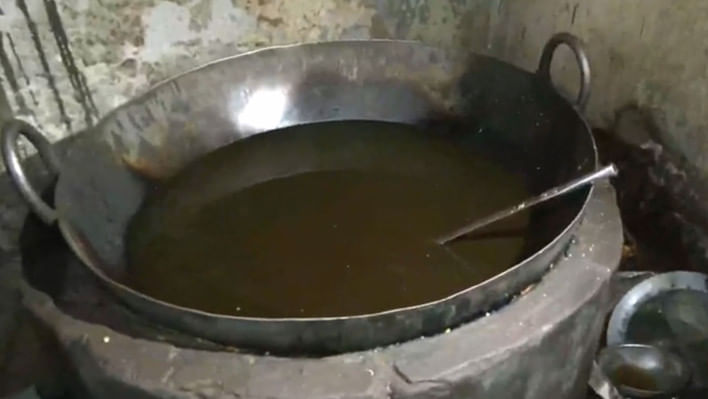 নোংরা পরিবেশে খাবারের পাশে তৈরি হচ্ছিল টয়লেট ক্লিনার, কারখানা সিলগালা