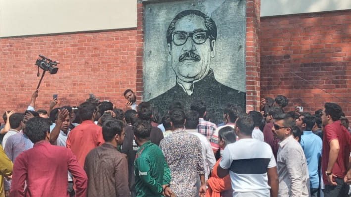 শহীদ মিনারে ছাত্রলীগের প্রতিবাদ