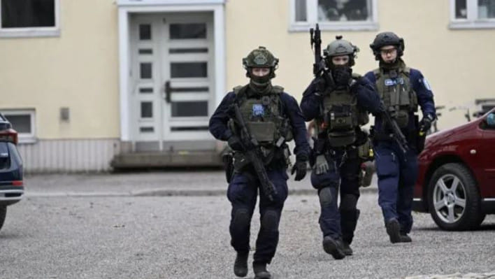 ফিনল্যান্ডে স্কুলে বন্দুক হামলার ঘটনার পর ঘটনাস্থলে পুলিশ। ছবি: রয়টার্স