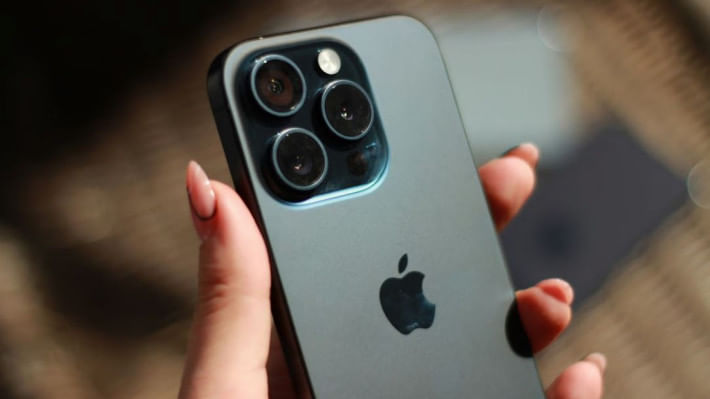 সামান্য কিছু পরিবর্তন বাদ দিলে, আইফোন ১৬'র ডিজাইন মোটামুটি এর আগের মডেলের মতোই হবে বলে জানা গেছে। ছবি: সোফিয়া স্টার্ক/আনস্প্ল্যাশ