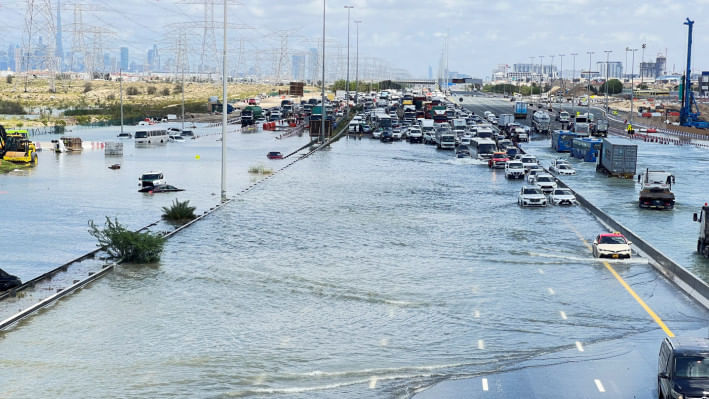 ভারী বৃষ্টিতে প্লাবিত দুবাইর একটি সড়ক। ছবি: রয়টার্স