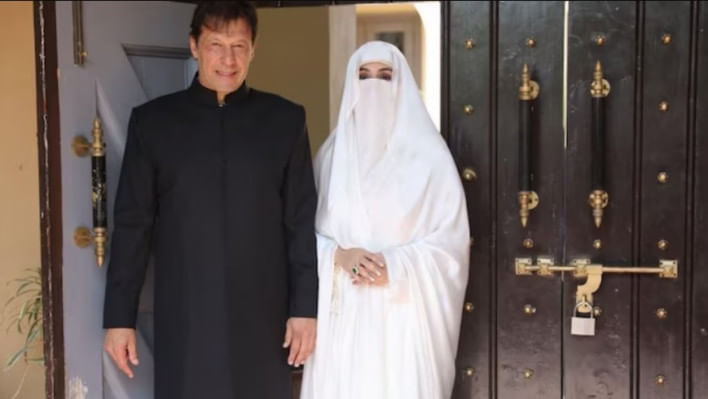 ইমরান খান ও তার তৃতীয় স্ত্রী বুশরা বিবি। ফাইল ছবি: ইনস্টাগ্রাম থেকে সংগৃহীত