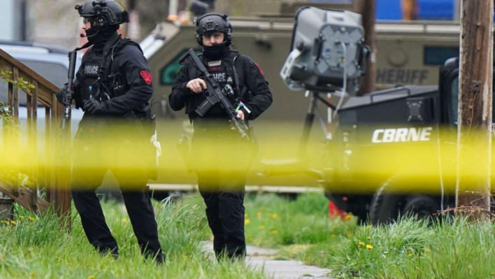 বাফেলো সোয়াত দলের সদস্যরা ঘটনাস্থল পরিদর্শন করছেন। ছবি: সংগৃহীত