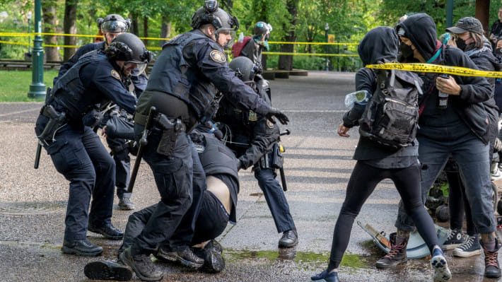 পোর্টল্যান্ড বিশ্ববিদ্যালয়ে এক বিক্ষোভকারীকে গ্রেপ্তার করছে পুলিশ। ছবি: রয়টার্স