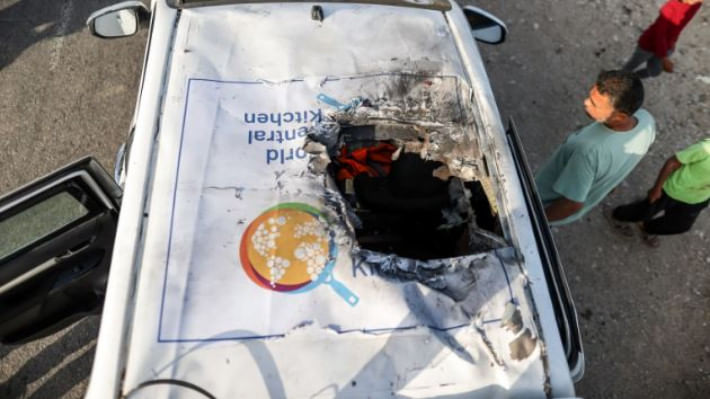 ওয়ার্ল্ড সেন্ট্রাল কিচেন নামের ত্রাণসংস্থার গাড়িবহরে ড্রোন হামলা চালায় ইসরায়েল। ছবি: সংগৃহীত