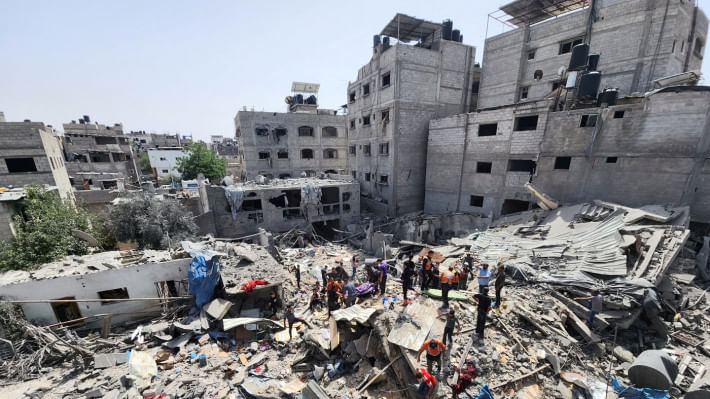 ইসরায়েলি হামলার পর জাবালিয়া শরণার্থী শিবিরের দৃশ্য। ছবি: রয়টার্স