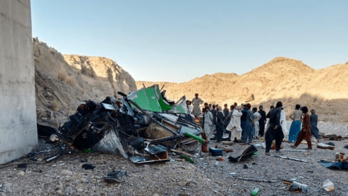 পাকিস্তানের কোয়েটায় বাস দুর্ঘটনায় ২৯ জন মারা গেছেন। ছবি: ডন