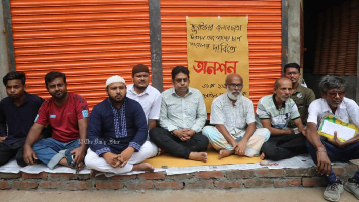 জলাবদ্ধতার কবল থেকে মুক্তি ও গ্যাসের চাপ বাড়ানোর দাবিতে রাজধানীর পূর্ব জুরাইনে অনশনে বসেছেন এলাকার কয়েকজন বাসিন্দা। তাদের সঙ্গে সংহতি জানিয়ে অনশনস্থলে ভিড় করেছেন আরও কয়েকজন।