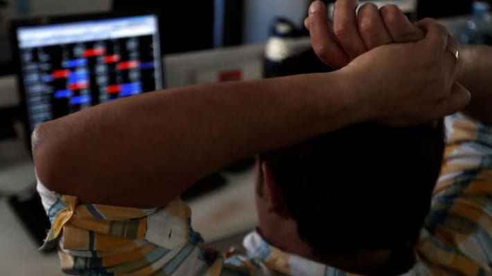 এক দিনেই ভারতের শেয়ার বাজার ৫ হাজার পয়েন্ট সূচকের পতন দেখেছে। প্রতীকী ছবি: রয়টার্স