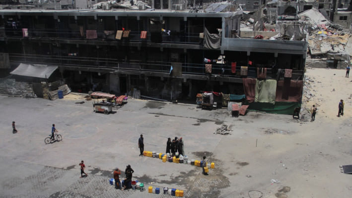 গাজার জাবালিয়া ক্যাম্পে খাওয়ার পানির জন্য লাইন ধরে অপেক্ষা করছেন বাস্তুচ্যুত ফিলিস্তিনিরা। ছবি: রয়টার্স