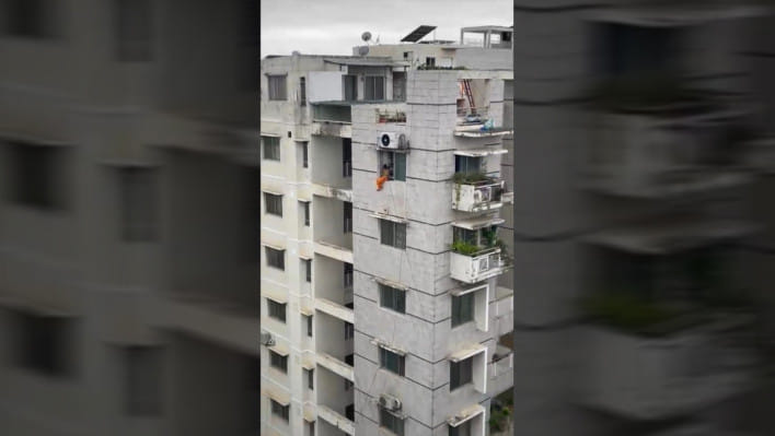 ‘আত্মহননের’ উদ্দেশ্যে রাজধানীর বসুন্ধরা আবাসিক এলাকার এক বহুতল ভবনের সপ্তম তলার কার্নিশে এসে বসেছিল ১৪ বছরের এক মেয়ে। 