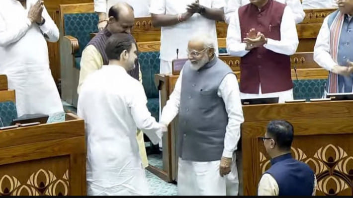 লোকসভায় বিরল মুহুর্তে মোদি-রাহুল। ছবি: এক্স থেকে সংগৃহীত