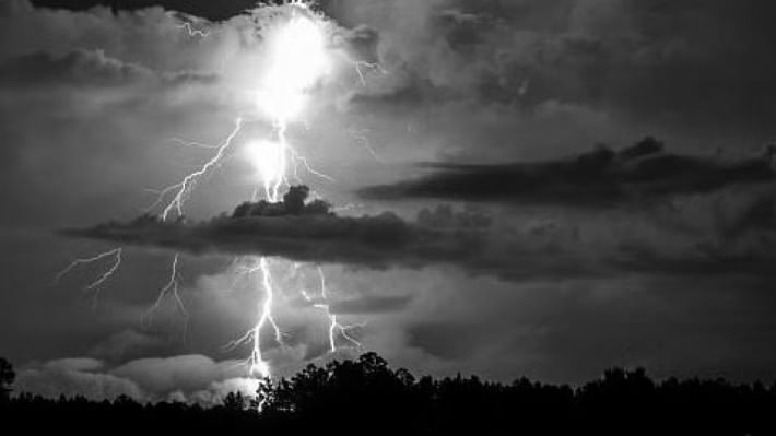 বজ্রপাত থেকে রক্ষা