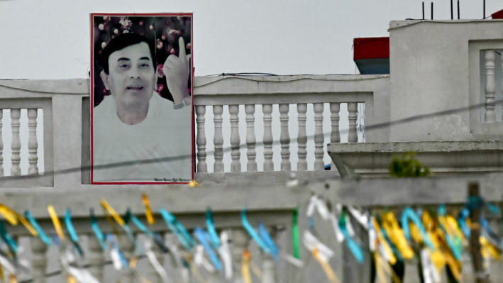 উত্তর প্রদেশের মৈনপুরী শহরে ভোলে বাবার আশ্রমের বাইরে তার একটি প্রতিকৃতি ঝুলিয়ে রাখা হয়েছে। ছবি: এএফপি