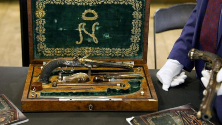 সম্রাট নেপোলিয়নের ২ পিস্তলের দাম উঠেছে ২১ কোটি ৫১ লাখ টাকা। ছবি: এএফপি