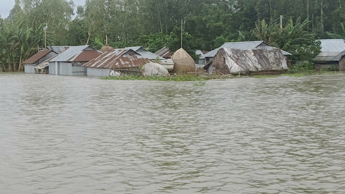 উত্তরের সীমান্তবর্তী জেলা কুড়িগ্রামে মঙ্গলবার থেকে নদ-নদীর পানি কমতে শুরু করলেও আজ বৃহস্পতিবার সকাল থেকে আবার পানি বাড়তে শুরু করেছে। 