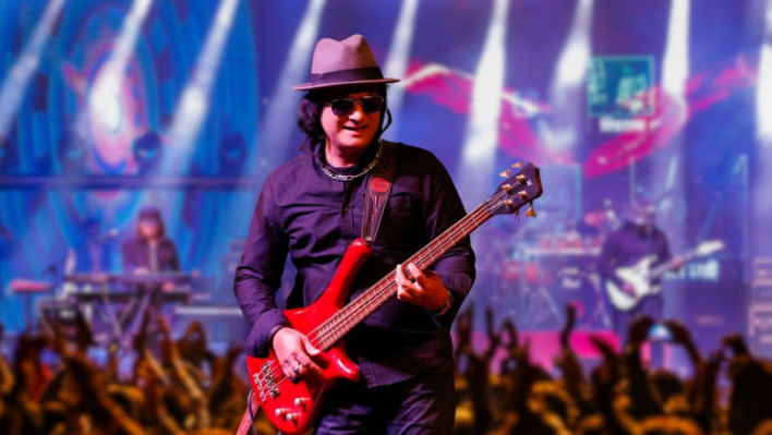 মাইলসের সাবেক বেইজ গিটারিস্ট ও ভোকাল শাফিন আহমেদ। ছবি: শেখ মেহেদী মোর্শেদ/স্টার  