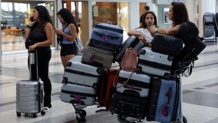 ফ্লাইট বাতিল ও বিলম্বের জেরে বৈরুতের রফিক-হারিরি বিমানবন্দরে অসংখ্য যাত্রী ভোগান্তিতে পড়েছেন। ছবি: রয়টার্স