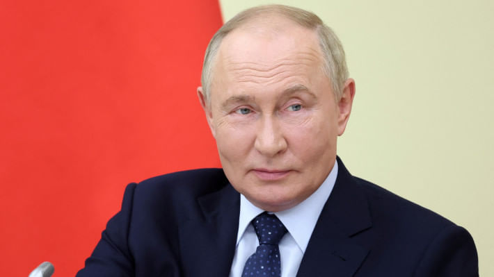 মন্ত্রীসভার বৈঠকে অংশ নিচ্ছেন রুশ প্রেসিডেন্ট ভ্লাদিমির পুতিন। ছবি: রয়টার্স