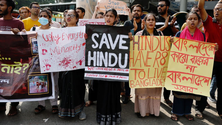 শাহবাগে সংখ্যালঘুদের ওপর হামলার প্রতিবাদ জানাচ্ছেন সনাতন ধর্মাবলম্বীরা। ফাইল ছবি: রয়টার্স