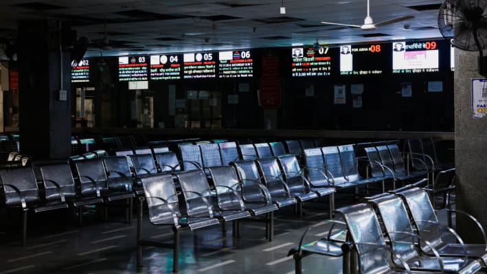 চিকিৎসকদের কর্মবিরতীতে খালি থাকে নয়াদিল্লির এই হাসপাতালের বহির্বিভাগ। ছবি: রয়টার্স