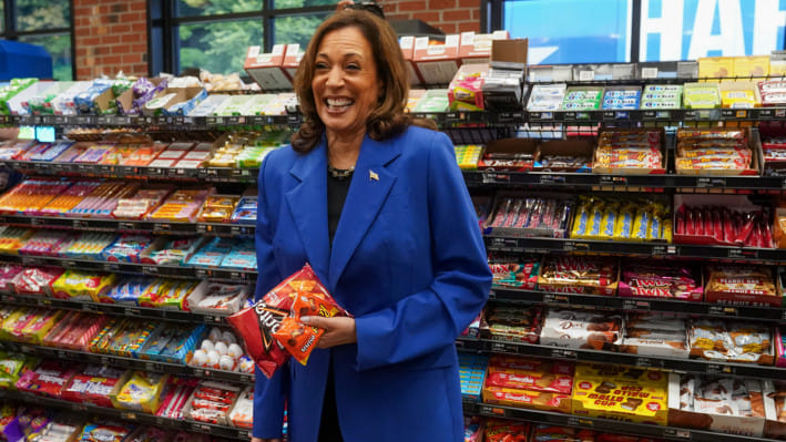 পেনসিলভ্যানিয়ায় নির্বাচনী প্রচারণায় একটি সুপারস্টোর পরিদর্শনে যান কমলা হ্যারিস। ছবি: রয়টার্স