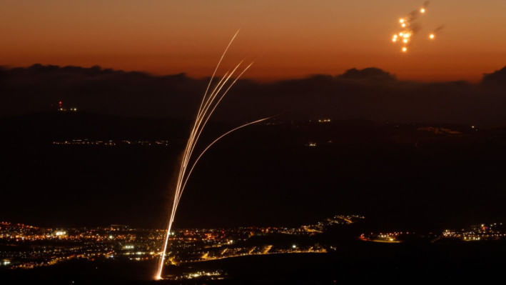 লেবানন থেকে ধেয়ে আসা রকেট প্রতিহত করছে ইসরায়েলের আয়রন ডোম প্রতিরক্ষা ব্যবস্থা। ছবি: এএফপি (২৪ আগস্ট, ২০২৪) 